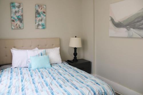 Un dormitorio con una cama con una almohada azul. en Comfy 3 BR - Family Friendly Apt - City Access, en Pittsburgh