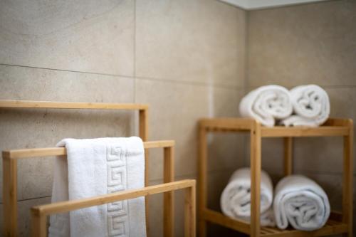 uma casa de banho com 2 toalhas e toalhas em Suite Studio nah Messe & Rhein I Netflix I Küche em Krefeld