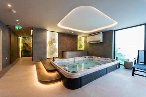 baño grande con bañera de hidromasaje en una habitación en Rókusfalvy Borhotel és Fogadó en Etyek