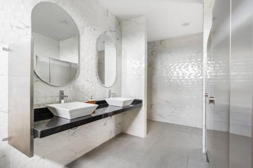 un bagno con due lavandini e uno specchio di Espectacular Finca Campestre de descanso a Villavicencio
