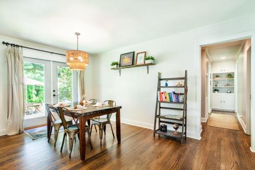 Un comedor con mesa y sillas en Cozy Creekside Rancher-Heart of Downtown Knoxville, en Knoxville
