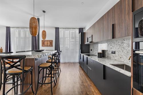 une cuisine avec un comptoir et des tabourets de bar dans l'établissement Orient Express, à Paris