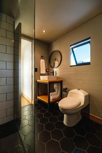a bathroom with a toilet and a sink at 5CHALETS in Guatapé