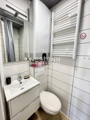 une salle de bain blanche avec des toilettes et un lavabo dans l'établissement 2980-Appartement 1 ch à 100m de la mer, à Argelès-sur-Mer