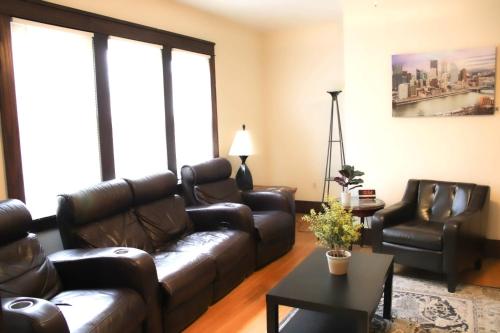 Χώρος καθιστικού στο Comfy and Spacious 3 BR - Easy City Access