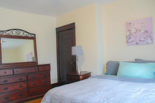 Ένα ή περισσότερα κρεβάτια σε δωμάτιο στο Comfy and Spacious 3 BR - Easy City Access