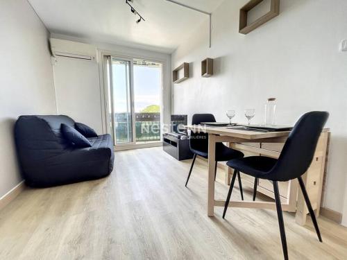 - un salon avec une table à manger et un canapé dans l'établissement 2980-Appartement 1 ch à 100m de la mer, à Argelès-sur-Mer