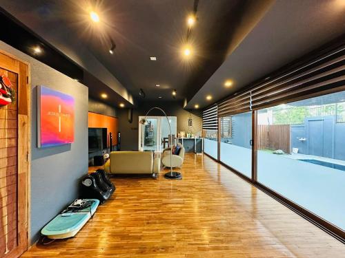 una gran sala de estar con una tabla de surf en la pared en Z-Pad, en Bacolod