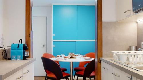 een keuken met een tafel en stoelen bij Maison Mandarine Colmar 5 bedrooms 180m2 in Colmar
