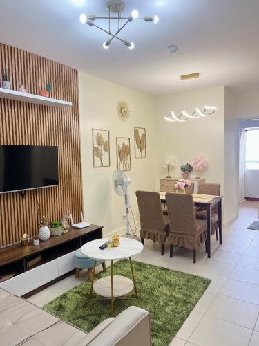 TV a/nebo společenská místnost v ubytování Verdon Parc 2BR Condotel Trevans