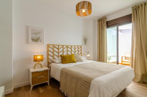 een slaapkamer met een groot bed en een balkon bij WintowinRentals - La Casa de Helene in Rincón de la Victoria