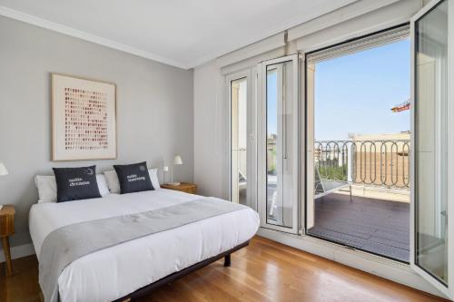 1 dormitorio con cama y ventana grande en limehome Madrid Calle de Nuñez de Balboa, en Madrid