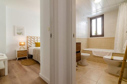 een badkamer met een bed, een toilet en een bad bij WintowinRentals - La Casa de Helene in Rincón de la Victoria