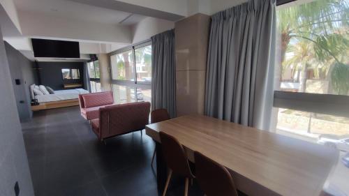Η κουζίνα ή μικρή κουζίνα στο Summertime Signature Suites