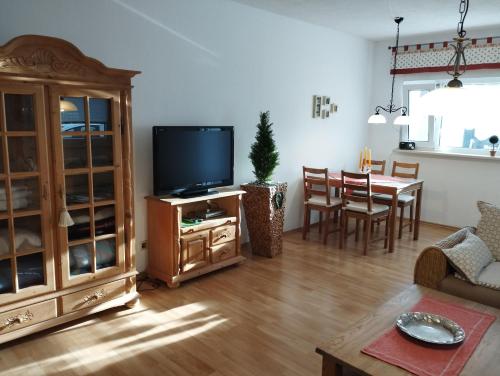 ein Wohnzimmer mit einem TV und einem Esszimmer in der Unterkunft Thüringer Pforte in Gorsleben