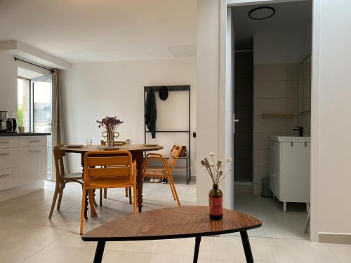 a kitchen and dining room with a table and chairs at Bigouden Makers in Pont-lʼAbbé
