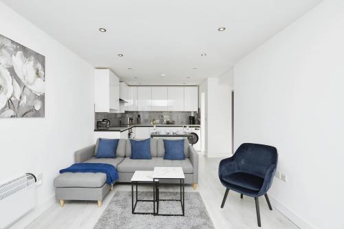 uma sala de estar com um sofá e uma cadeira em Modern Home in Derby City Centre - Free Gated Parking em Derby