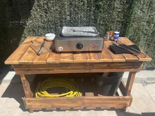 d'une table en bois avec un grill. dans l'établissement La Martina, à Sainte-Maxime
