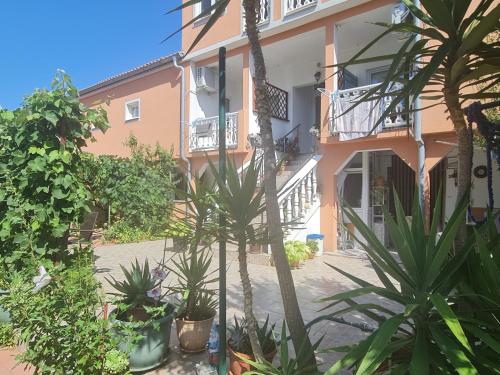 Κήπος έξω από το Apartmani Jadro