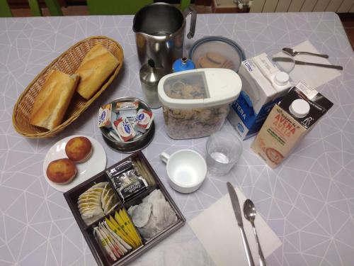 Una mesa con pan y otros alimentos sobre ella. en Albergue de Sos del Rey Católico, en Sos del Rey Católico