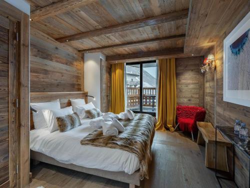 Un ou plusieurs lits dans un hébergement de l'établissement Appartement élégant avec jacuzzi à Val-d'Isère - 4 chambres en suite, proche piste de Bellevarde - FR-1-567-87