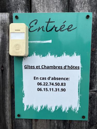 un panneau d'entrée avec dans l'établissement GITE La Maison de Paul et Margaux, à Châteauneuf-de-Galaure