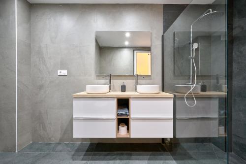 a bathroom with a sink and a mirror at Casita Mela - Apt. p/8 pax con terraza en Logroño in Logroño
