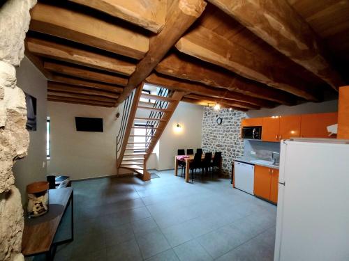 eine Küche und ein Esszimmer mit gewölbter Decke in der Unterkunft Les Gîtes du Couvent in Nozières