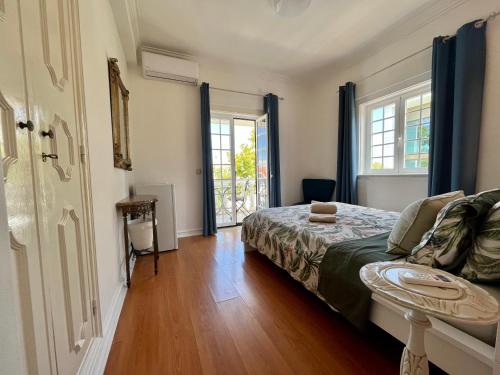 1 dormitorio con 1 cama y suelo de madera en Eco Ljmonade Hostel, en Cascais