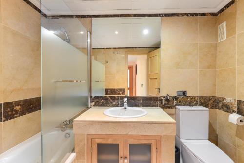 マニルバにあるMarina del Castillo apartemento 2076のバスルーム(洗面台、トイレ、鏡付)