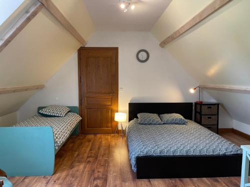 A bed or beds in a room at La Melerie