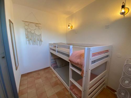 Cette petite chambre comprend des lits superposés. dans l'établissement Joli appartement cosy, à Arles