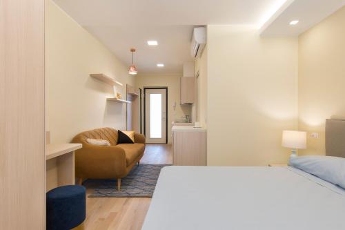1 dormitorio con 1 cama y 1 sofá en una habitación en Mono Via Bellinzona, en Como