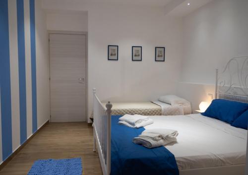 1 dormitorio con 2 camas individuales y alfombra azul en Carpeviam - Guesthouse, en Benevento