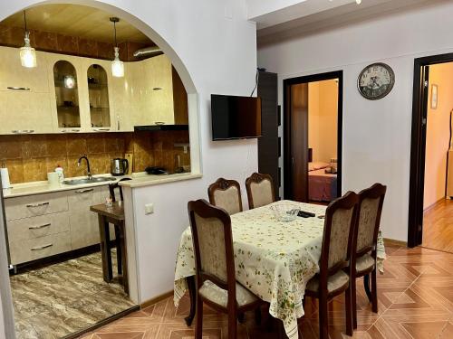 eine Küche und ein Esszimmer mit einem Tisch und Stühlen in der Unterkunft Apartment in the city in Kutaissi