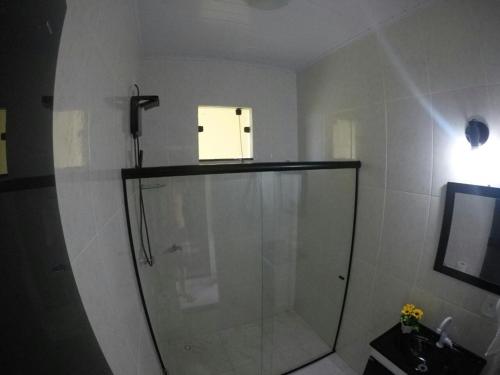 eine Dusche mit Glastür im Badezimmer in der Unterkunft Pousada Villas do Arraial in Arraial d'Ajuda