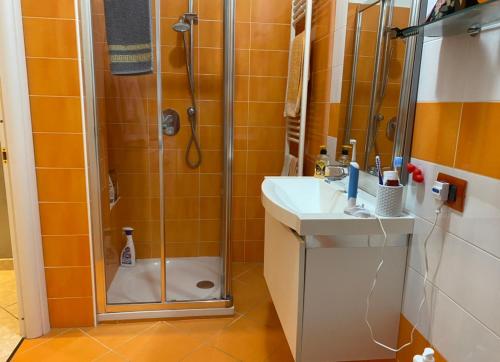 y baño con ducha y lavamanos. en Home Chiara, en San Remo