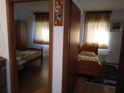 a room with a bedroom with a bed and a mirror at Barun apartman in Lusnić