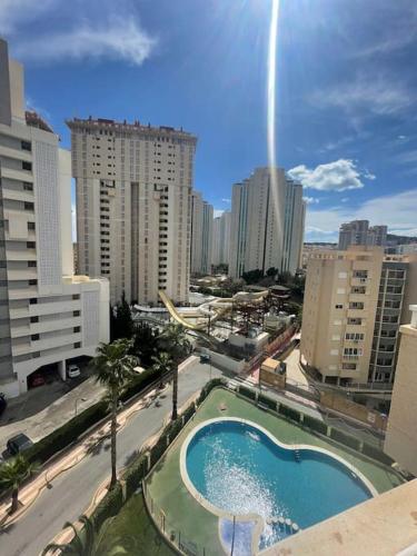 Blick auf die Stadt mit Pool in der Unterkunft Amplio y luminoso apartamento con piscina in Cala de Finestrat