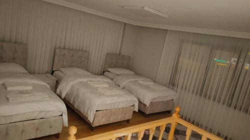 pokój z 4 łóżkami w pokoju w obiekcie Uzungöl-Daire-Apart-Kiralık w mieście Çaykara