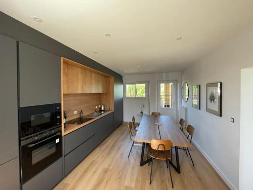 - une cuisine et une salle à manger avec une table et des chaises dans l'établissement LA DOUCE Saumuroise, à Angers