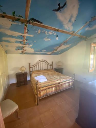 1 dormitorio con 1 cama y techo con nubes en Attico del Cielo, en Gioiosa Marea