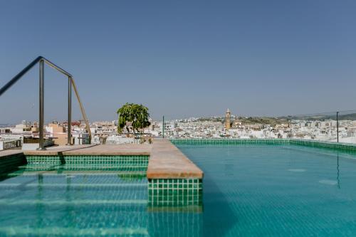 Bazén v ubytování Hotel Estepona Plaza nebo v jeho okolí