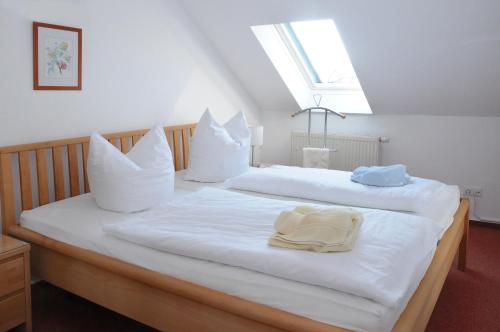 - une chambre avec 2 lits et des oreillers blancs dans l'établissement Haus Buchenhof, à Heringsdorf