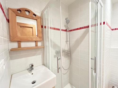 y baño blanco con lavabo y ducha. en Studio Les Gets, 1 pièce, 4 personnes - FR-1-623-227 en Les Gets