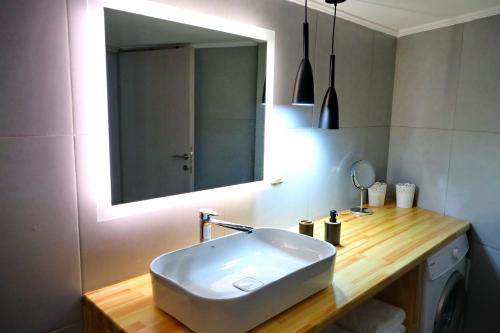 La salle de bains est pourvue d'un lavabo et d'un miroir. dans l'établissement Evdokia's Apartments Nafpaktos, à Naupacte
