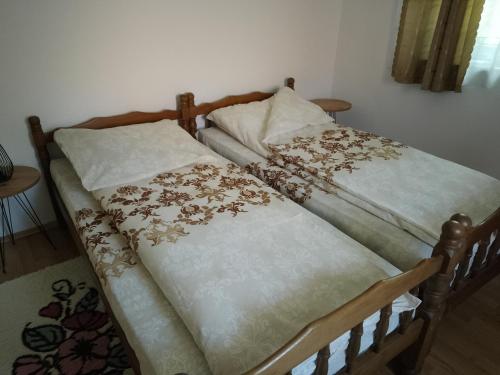 two beds sitting next to each other in a room at Barun apartman in Lusnić