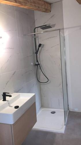 une salle de bain avec douche et lavabo dans l'établissement Caseddu au coeur du village, à Monacia-dʼAullène