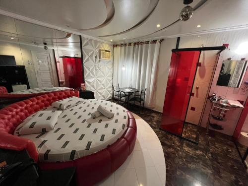 Zimmer mit 2 Betten, einem Tisch und Stühlen in der Unterkunft Motel Cozumel (Adult Only) in Porto Alegre