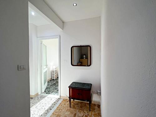 卡利亞里的住宿－DomoMea - C3 - IUN R5385，走廊上设有镜子和墙上的桌子